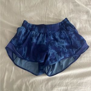 Lululemon Hotty Hot 2.5 Inch Shorts - Blue Tie-Dye Size 6
